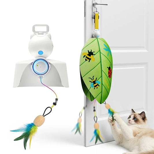 Gato jugando con una pluma automática colgada de una puerta